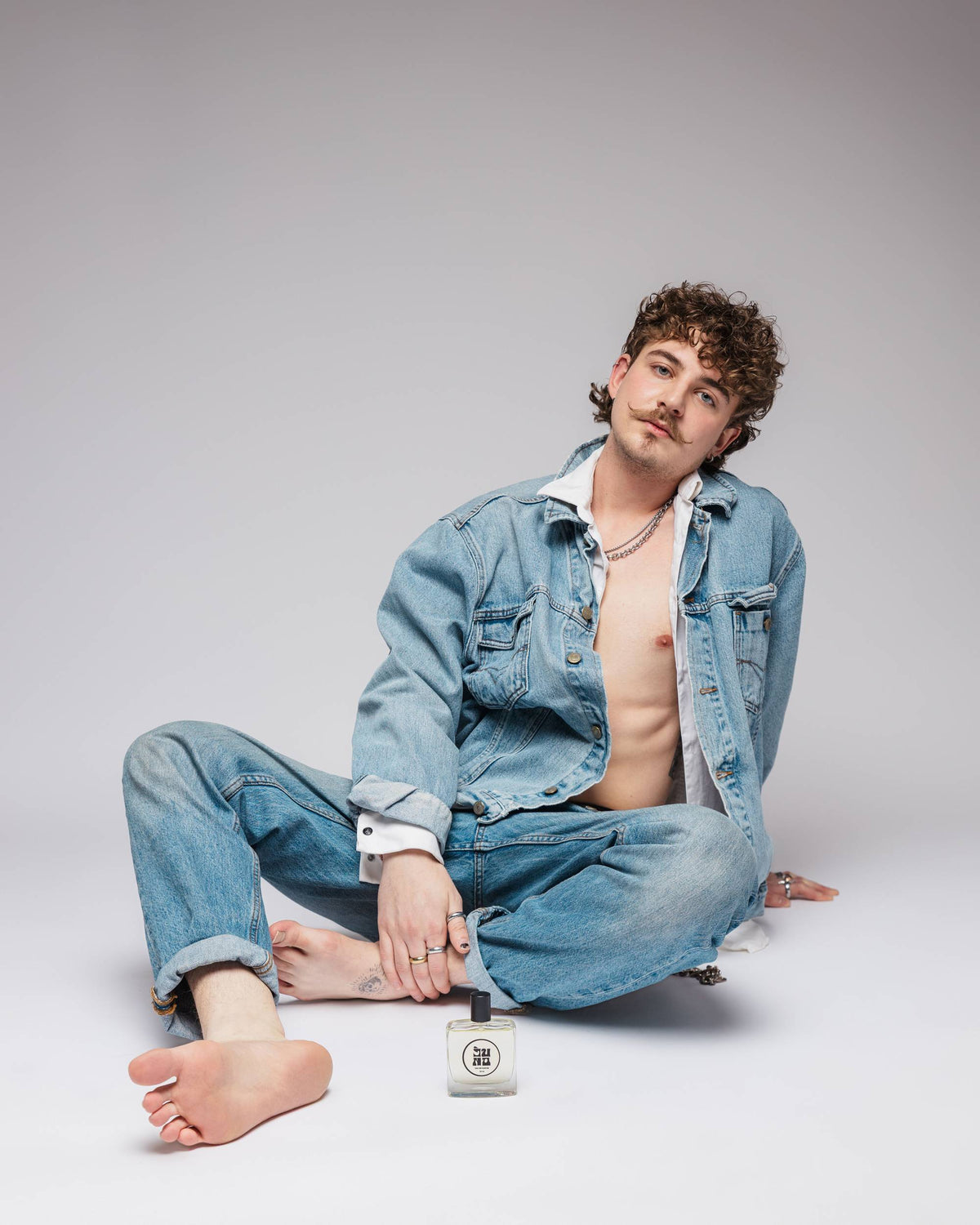 Man wearing JUNO GOYA Eau de parfum